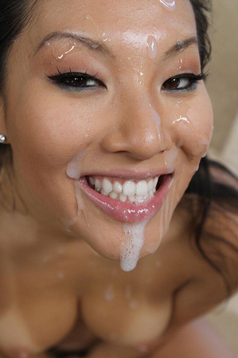 21P La petite MILF asiatique Asa Akira expose ses beaux seins et fait une pipe pour jouir