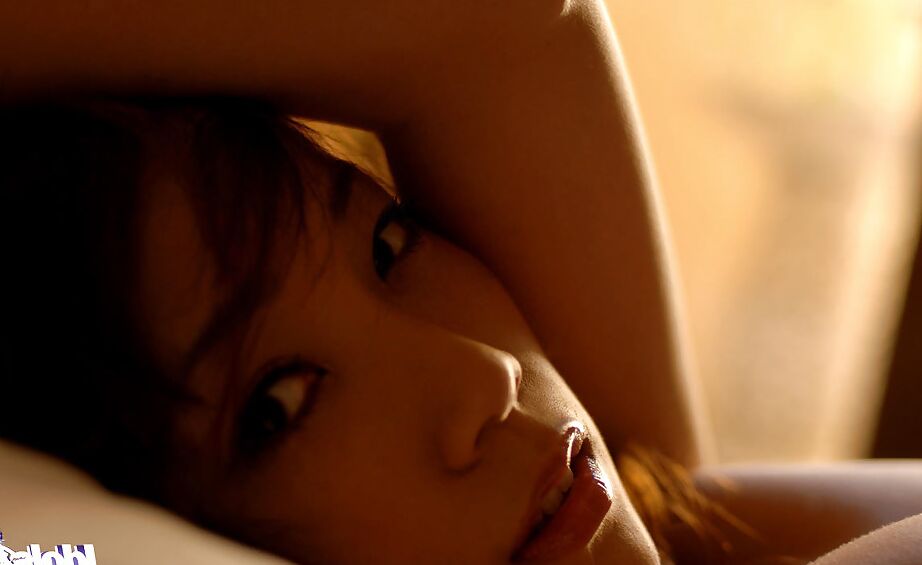 14P Svelte asian babe with sexy legs Asami Ogawa posing naked on the bed