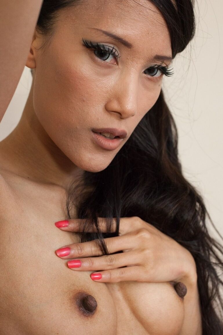 12P Ayla Sky, femme asiatique maigre, montre l'âme de ses pieds nus lorsqu'elle est nue