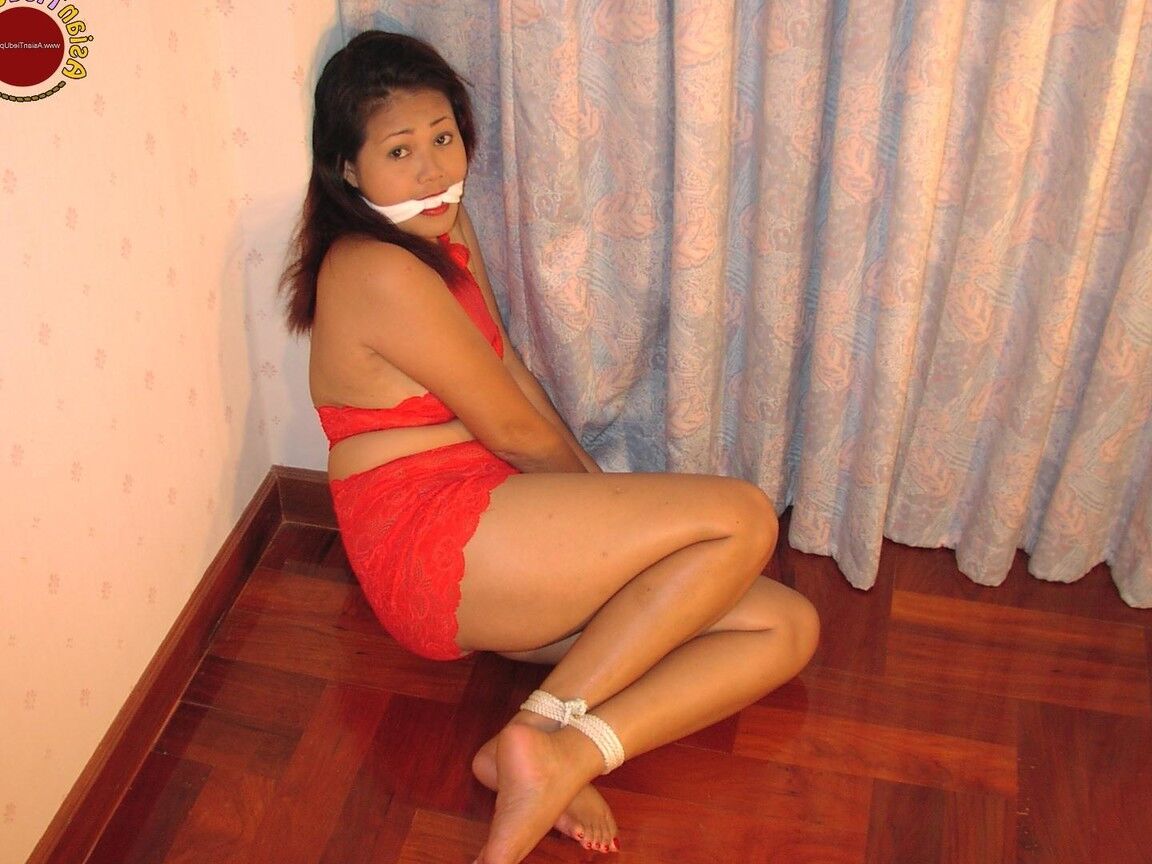 16P Primeira experiência de escravidão de menina asiática com pernas e pés amarrados e boca amordaçada