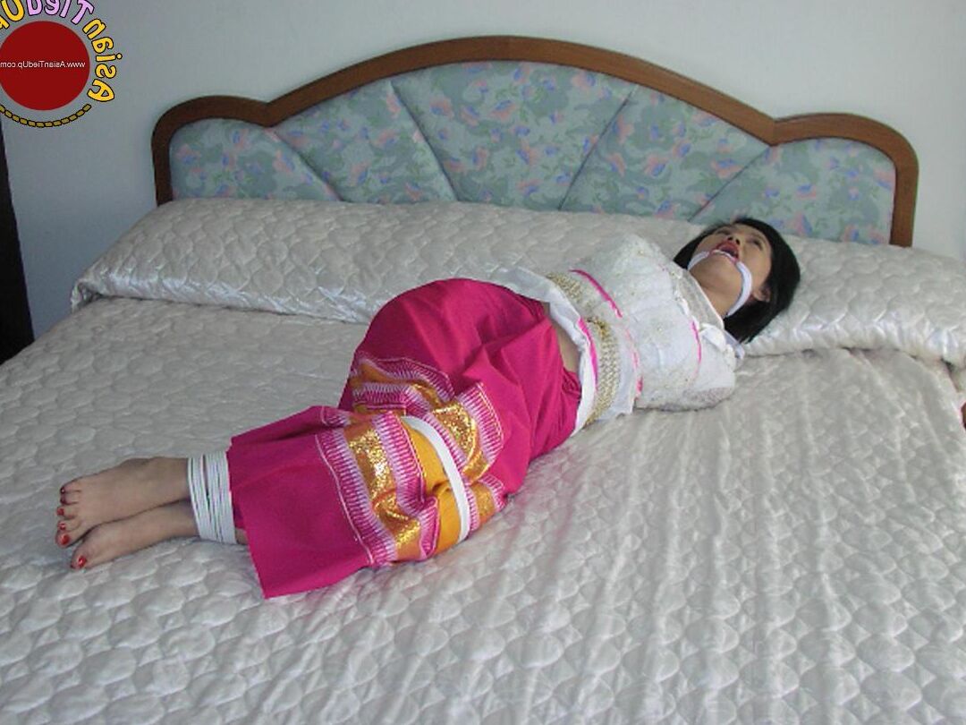 16P 愚かなアジア人の悪い休暇 彼女は拘束されて猿ぐつわをされたままにされる