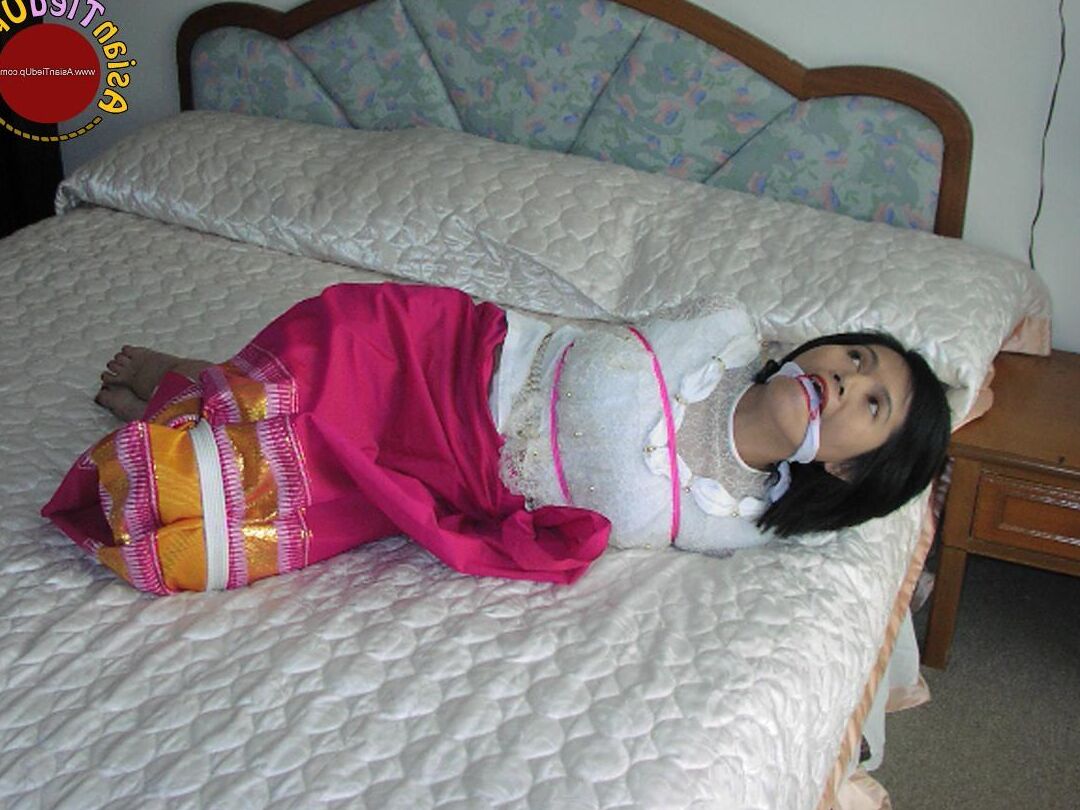 16P 愚かなアジア人の悪い休暇 彼女は拘束されて猿ぐつわをされたままにされる