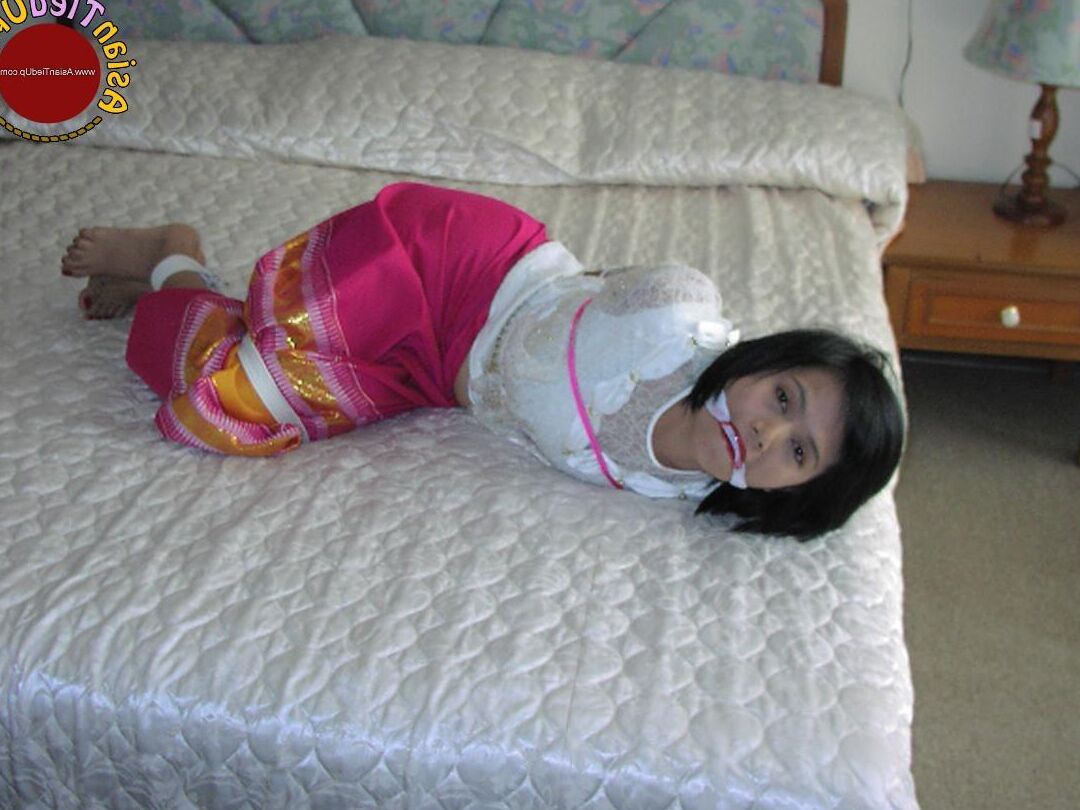 16P 愚かなアジア人の悪い休暇 彼女は拘束されて猿ぐつわをされたままにされる