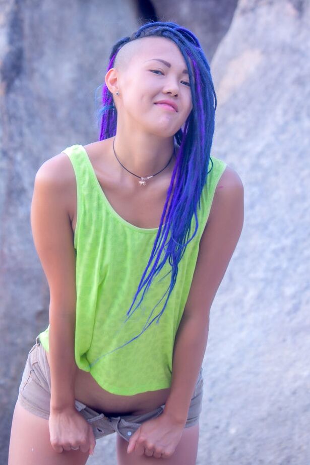 16P Sweet Julie avec ses cheveux bleus et tressés exhibe sa beauté naturelle