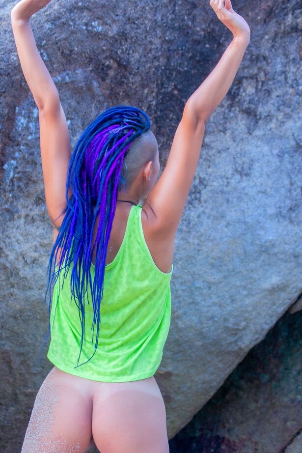16P Sweet Julie avec ses cheveux bleus et tressés exhibe sa beauté naturelle
