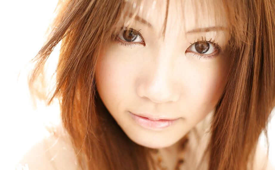 15P Das sexy asiatische Schulmädchen Reika Shina entblößt langsam ihren anmutigen Körper