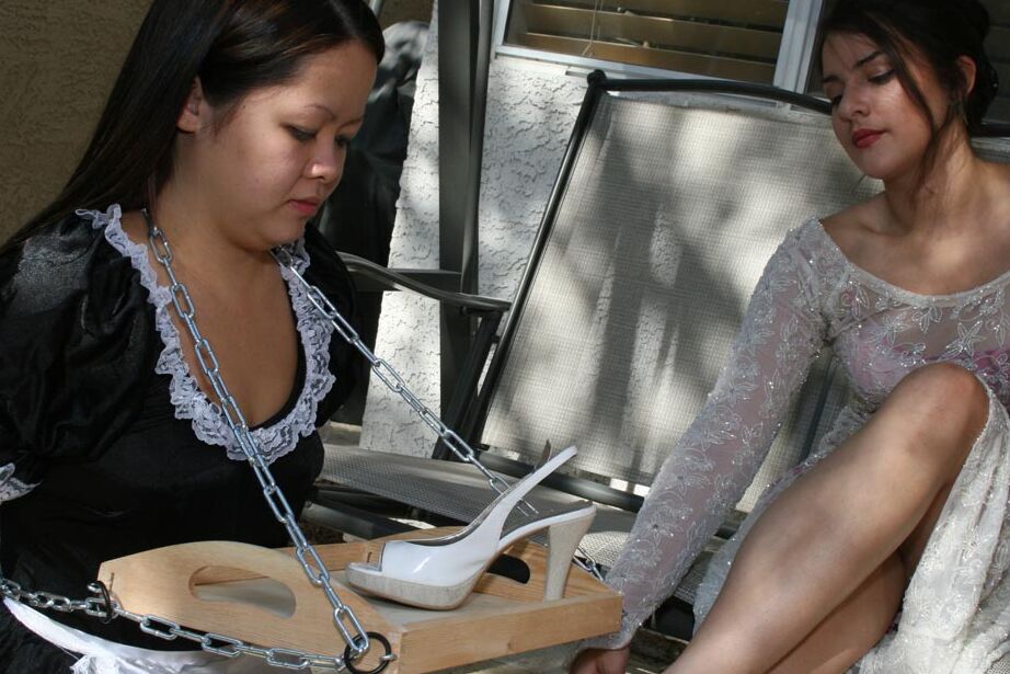 12P Herrin Eve Asiatisches Dienstmädchen