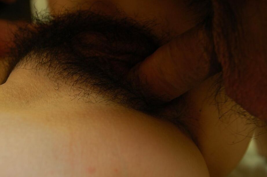 16P Chieko Kitani verwöhnt ihre haarige Muschi mit einem Vibrator und einem steifen Schwanz