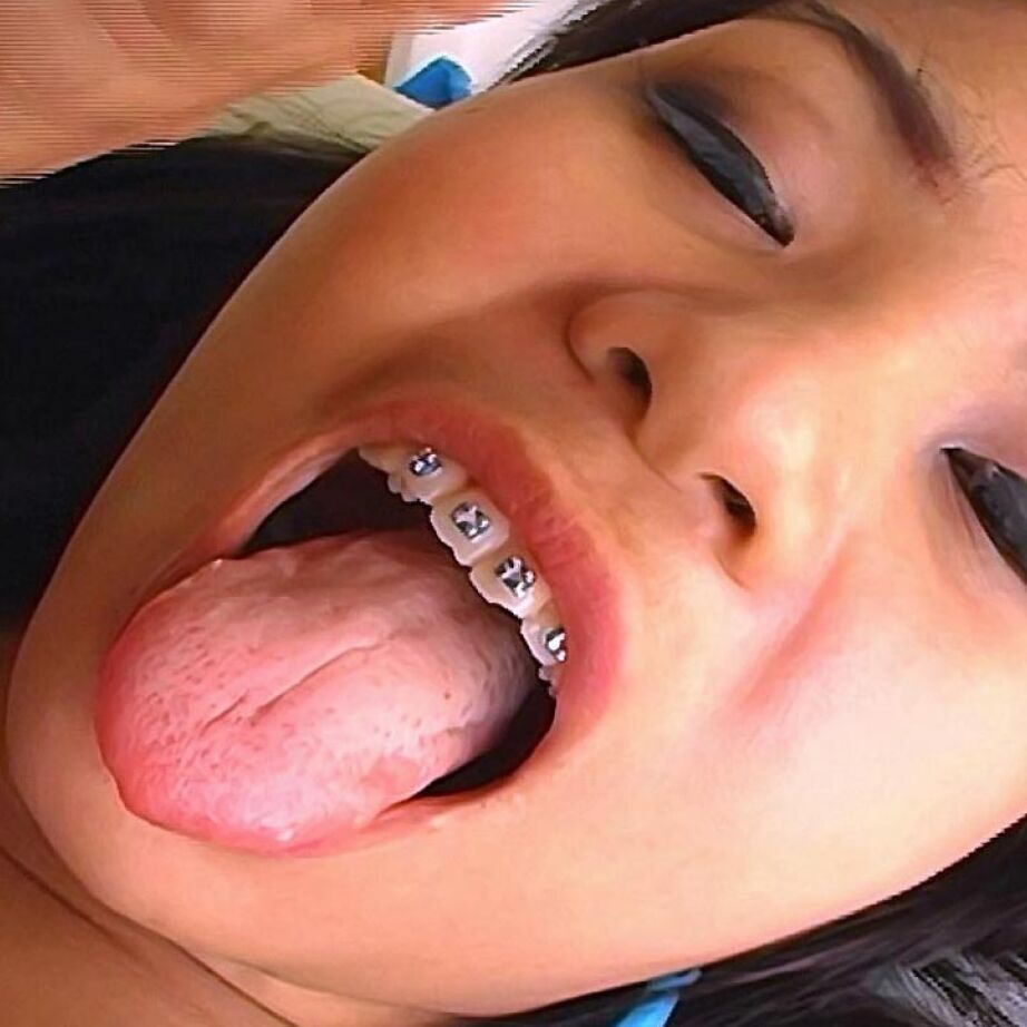 16P La asiática gordita Poy recibe una corrida facial mientras muestra sus frenillos