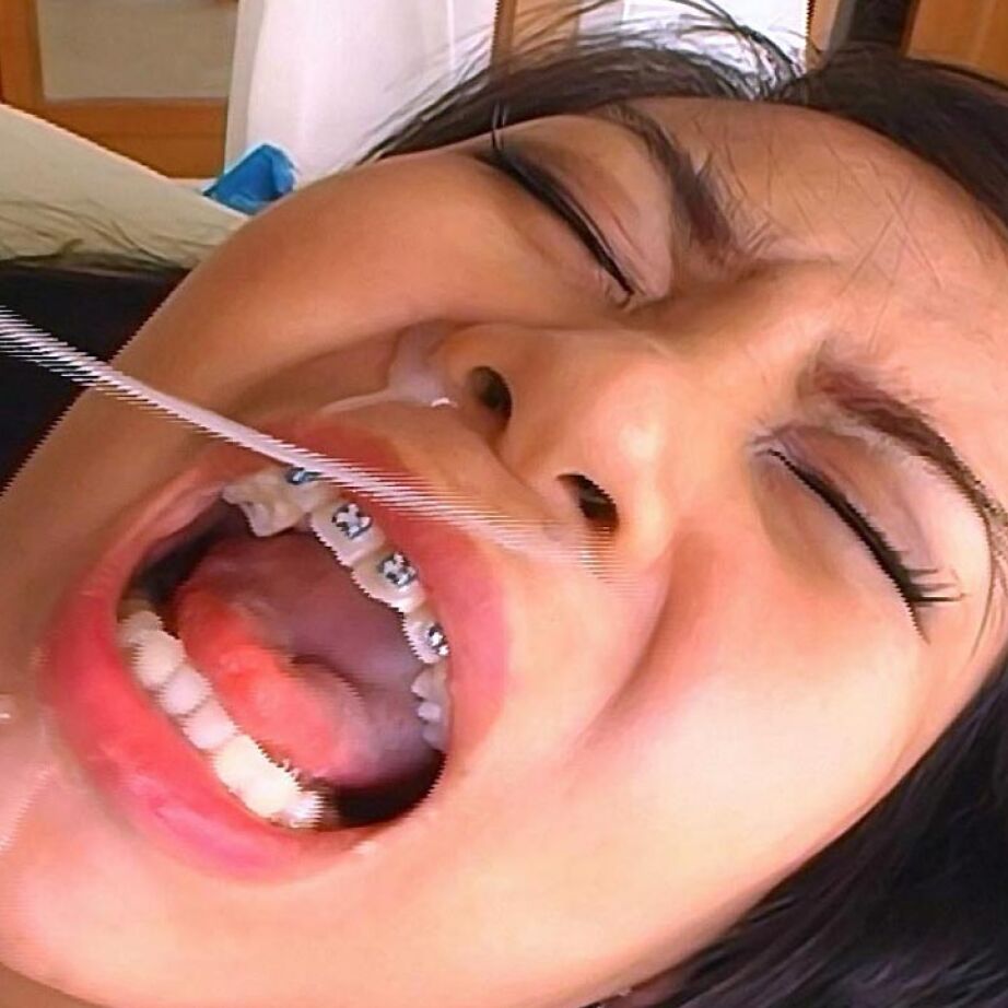 16P La asiática gordita Poy recibe una corrida facial mientras muestra sus frenillos