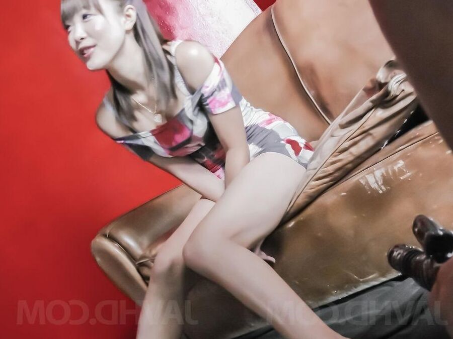 15P Momoka Rin recibe un vibrador sobre las bragas y mucho semen en su cara