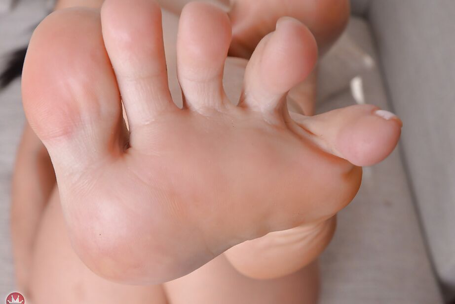 16P La chaude asiatique Vicki Chase enlève les talons de ses pieds sexy avant de diffuser le buisson