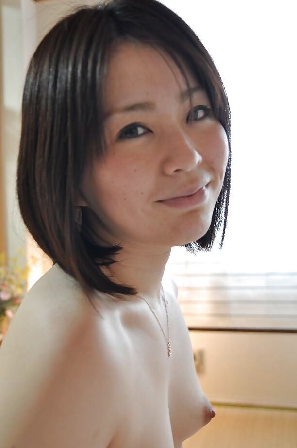 12P La increíble morena Eriko adora desnudar ese lindo coño