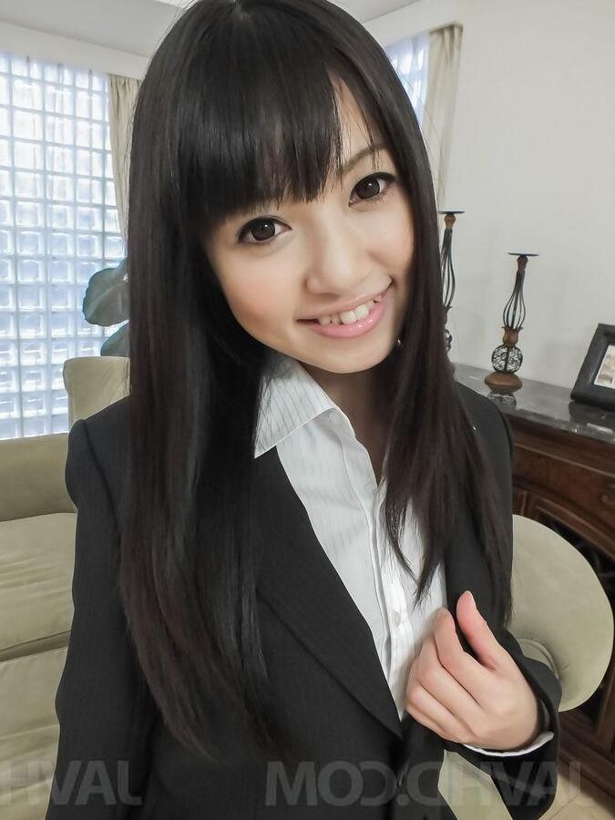 16P Kotomi Asakura se prend les doigts et la bite dans la chatte rasée avant de gicler