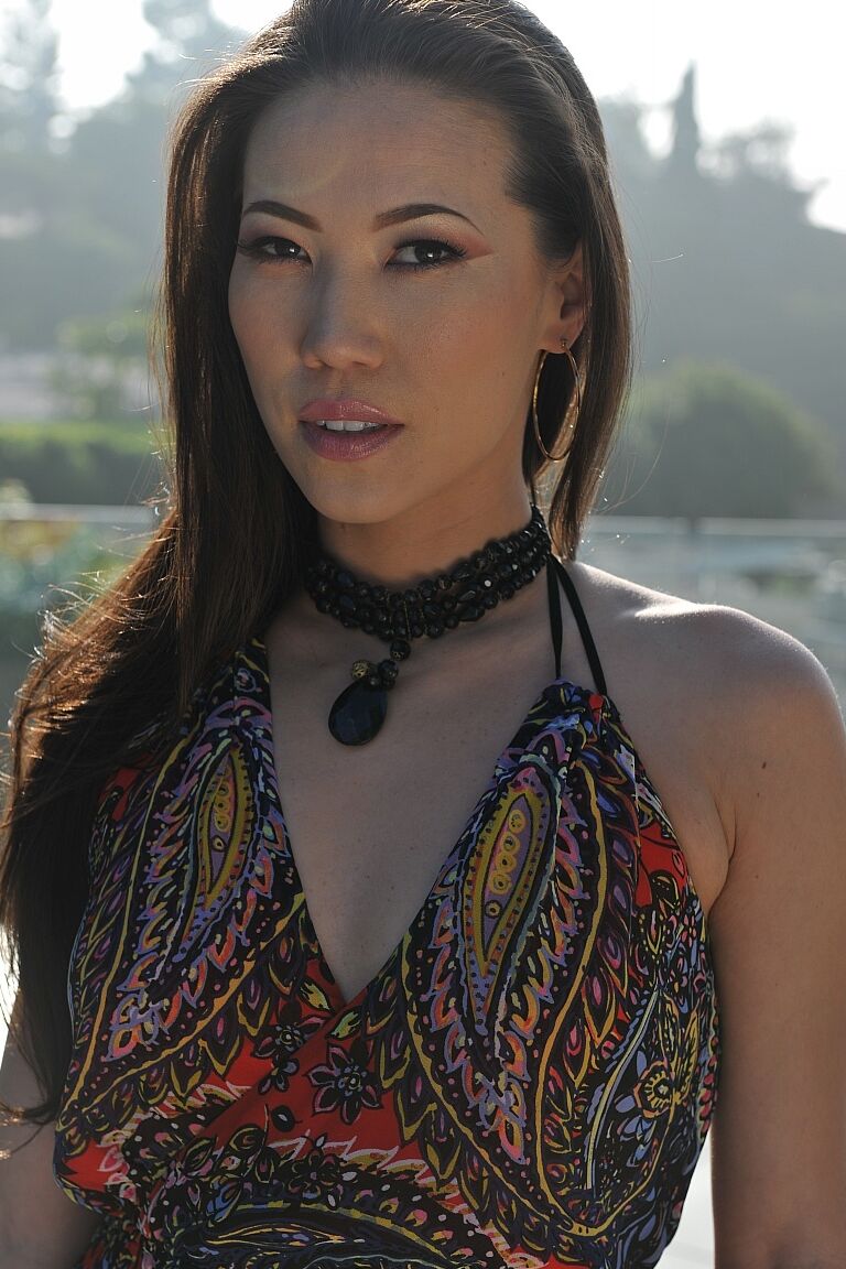 Kalina Ryu, épouse asiatique 18P, donne un footjob chaud à son voisin et se fait baiser en levrette