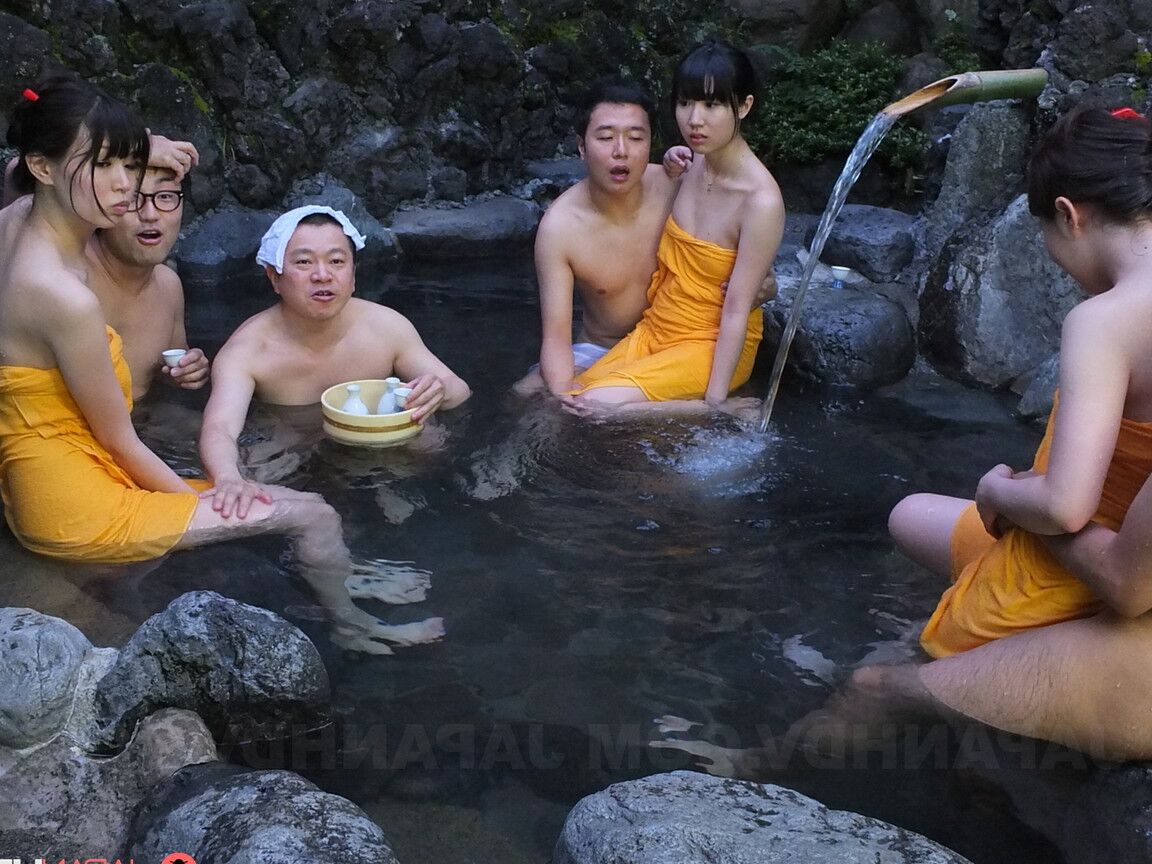 21P 3人の日本人処女がスパでアジアの乱交に巻き込まれる