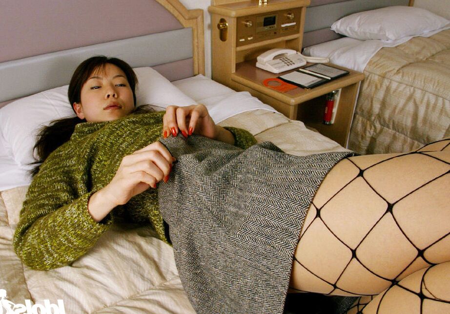 16P Sexy asian babe de meia-calça Kurumi Morishita tirando a roupa