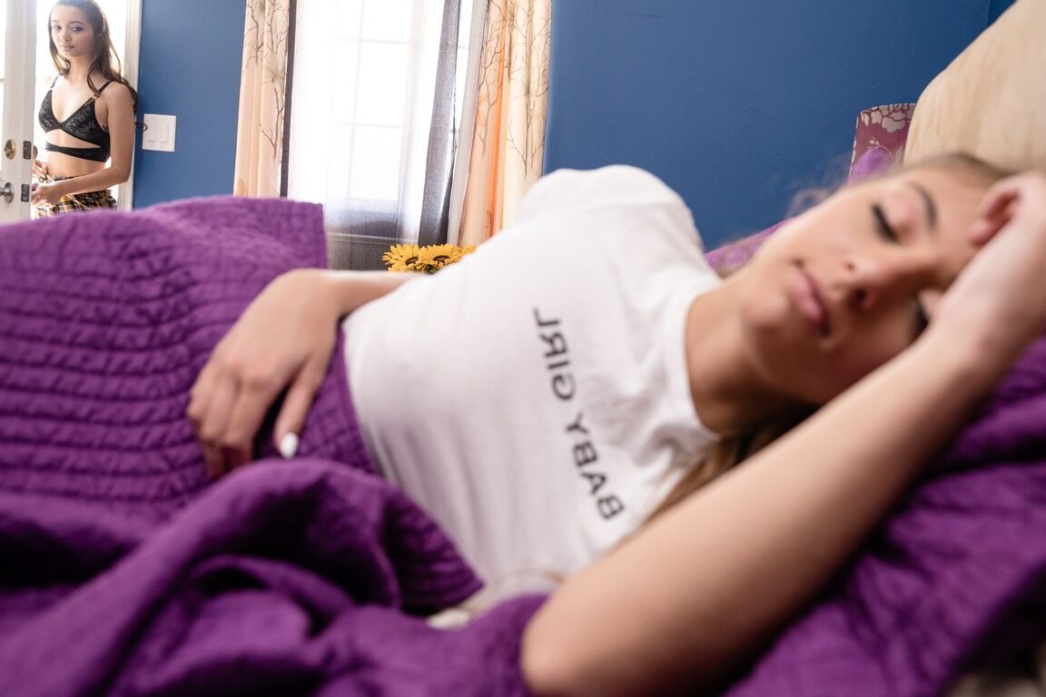 15P Petites adolescentes terminent une séance de sexe lesbien en se coupant la chatte en ciseaux