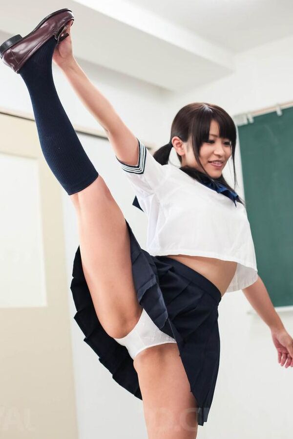 15P Aika Hoshino Asian lutscht Schwanz und Dildo und bekommt Sperma in den Mund