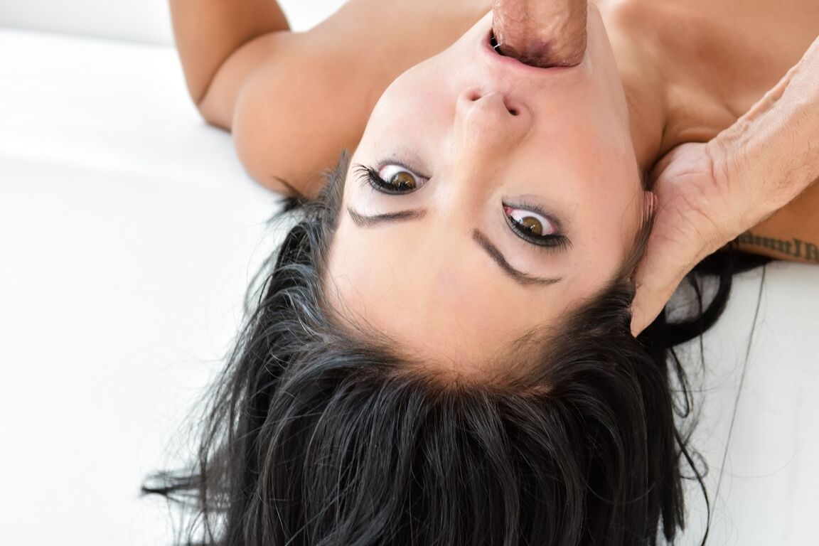 15P La fantástica muñeca asiática Morgan Lee cubierta de semen en un gangbang