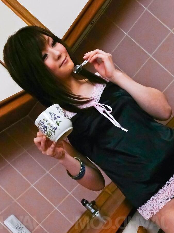 15P Huwari Asian collects juices of her aroused poonanie in a cup