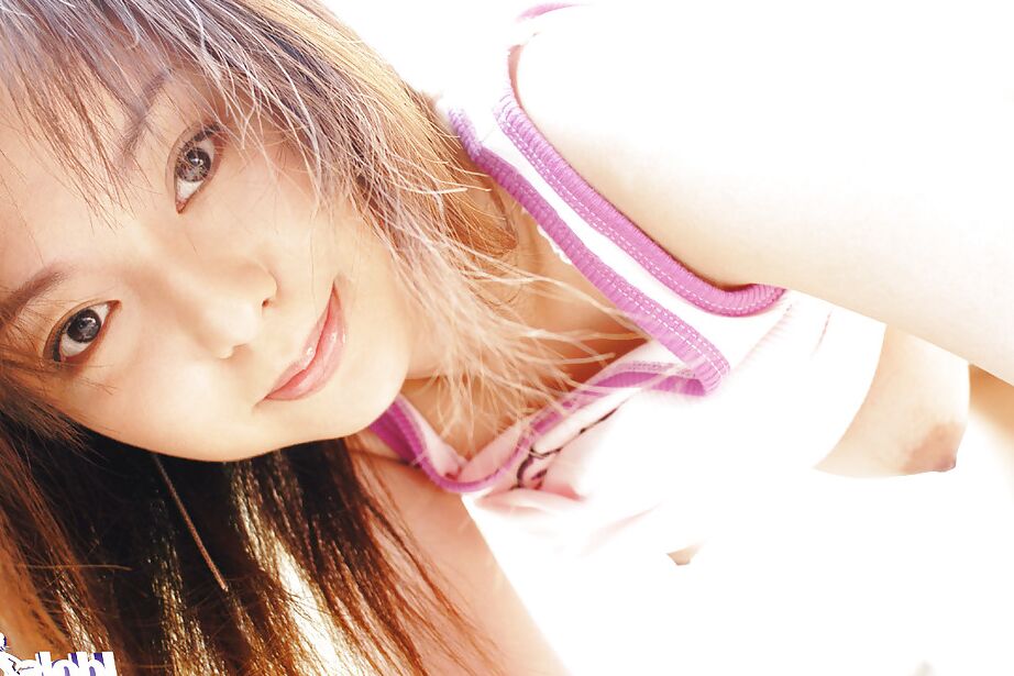 13P Foxy asiática gata Rio Kurusu revelando seus peitos empinados e pequenas nádegas