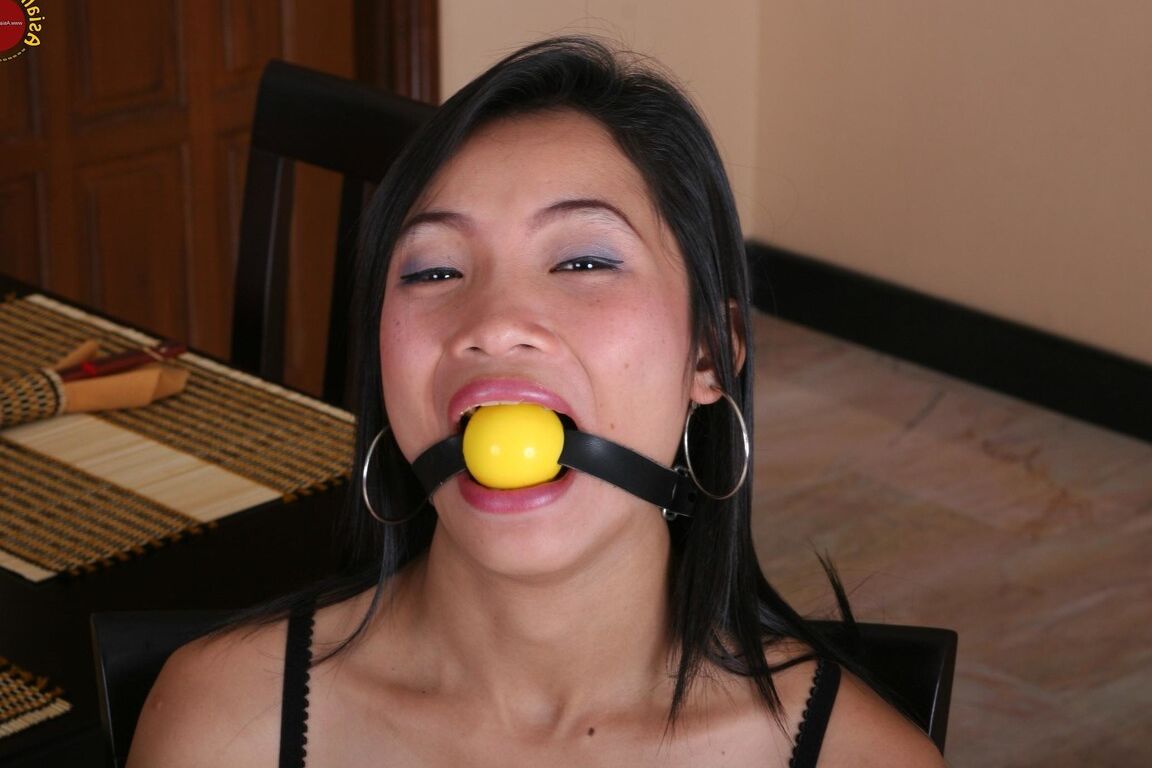 16P Chica asiática atada a una silla con las piernas abiertas en pantimedias indefensa y sexy