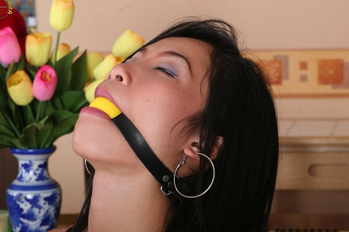16P Chica asiática atada a una silla con las piernas abiertas en pantimedias indefensa y sexy