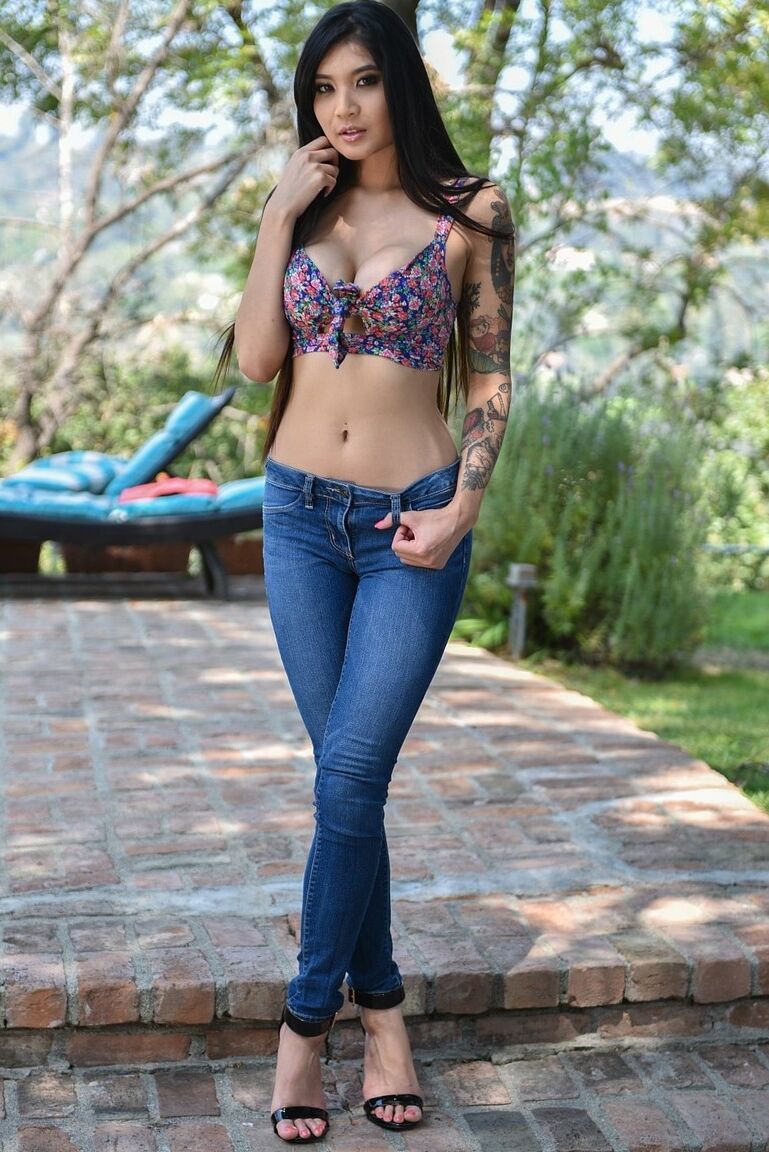 17P Leggy Brenna Sparks affiche des orteils sexy ornés de vernis à ongles rose en extérieur