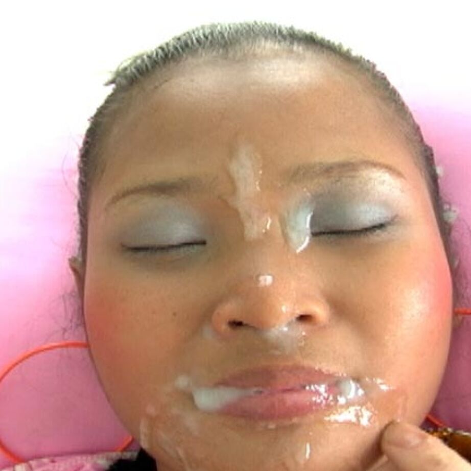 16P Menina asiática segura os peitos depois de uma cena de boquete e gozada facial