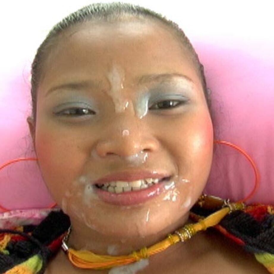 16P Menina asiática segura os peitos depois de uma cena de boquete e gozada facial