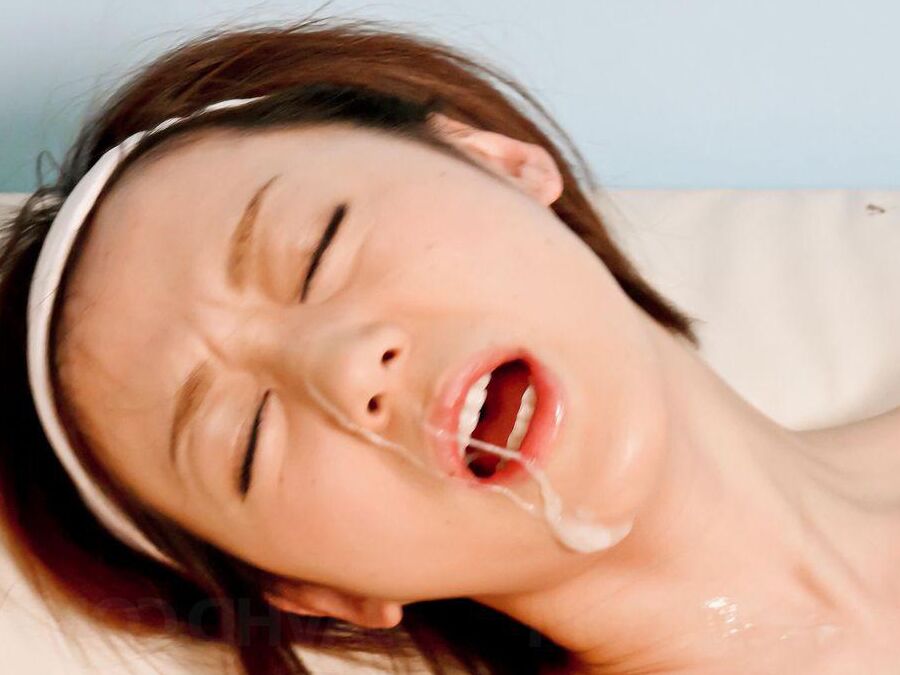 16P Rina Yuuki asiática recibe un vibrador en la raja y un río de semen en su cara