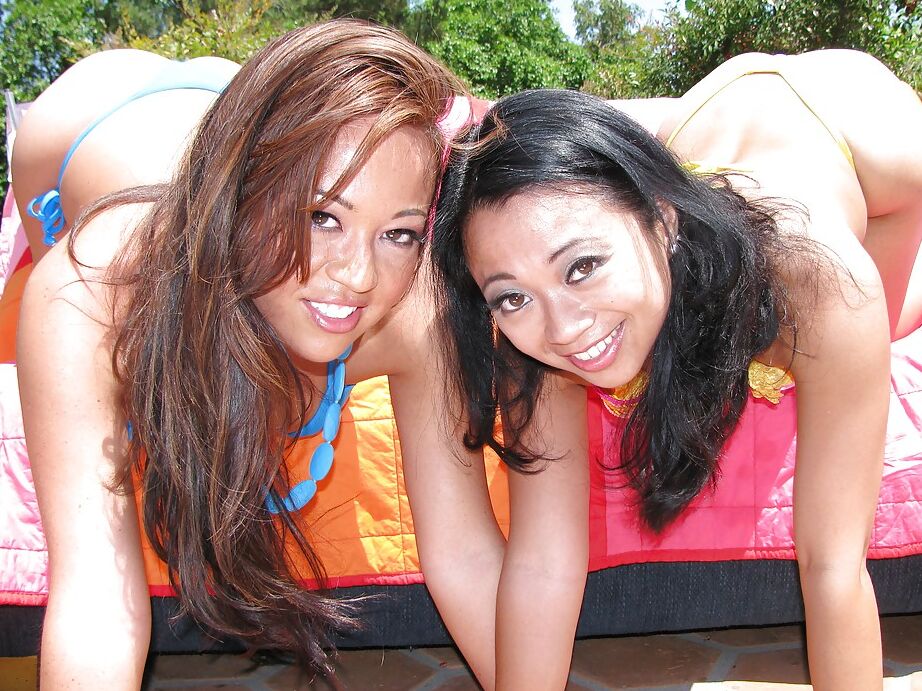 16P MILF asiática con grandes tetas Mia Lelani desnudándose al aire libre