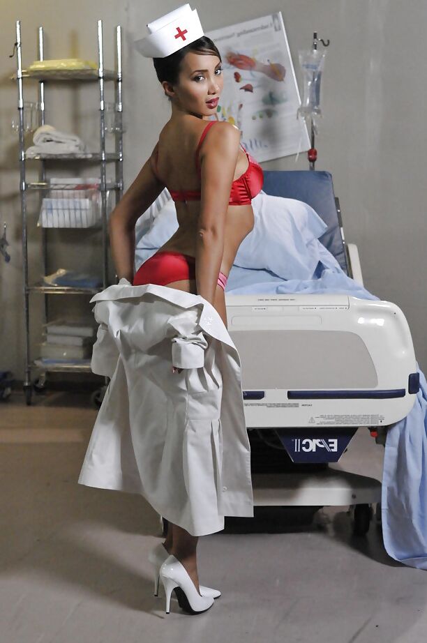 16P Slender Katsuni mostra seus peitos grandes de aparência incrível e bunda suculenta