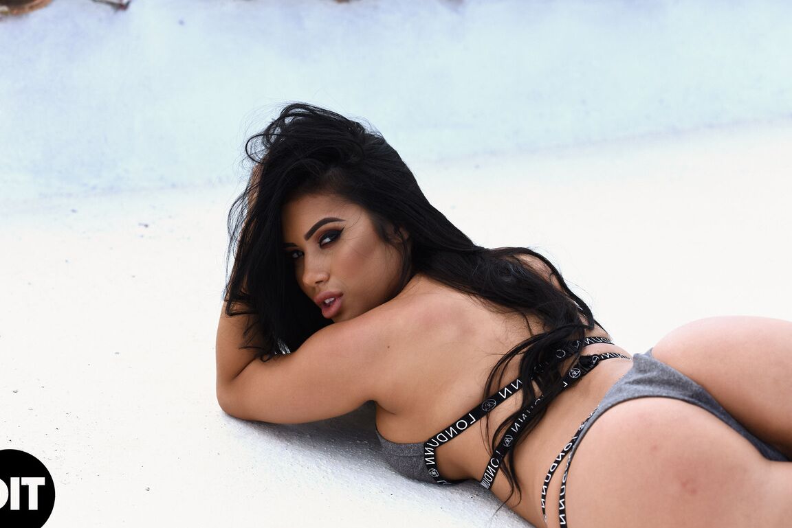 21P Nicole Snow, une jeune femme aux cheveux noirs, expose sa poitrine chaude et ses fesses bombées en plein air.