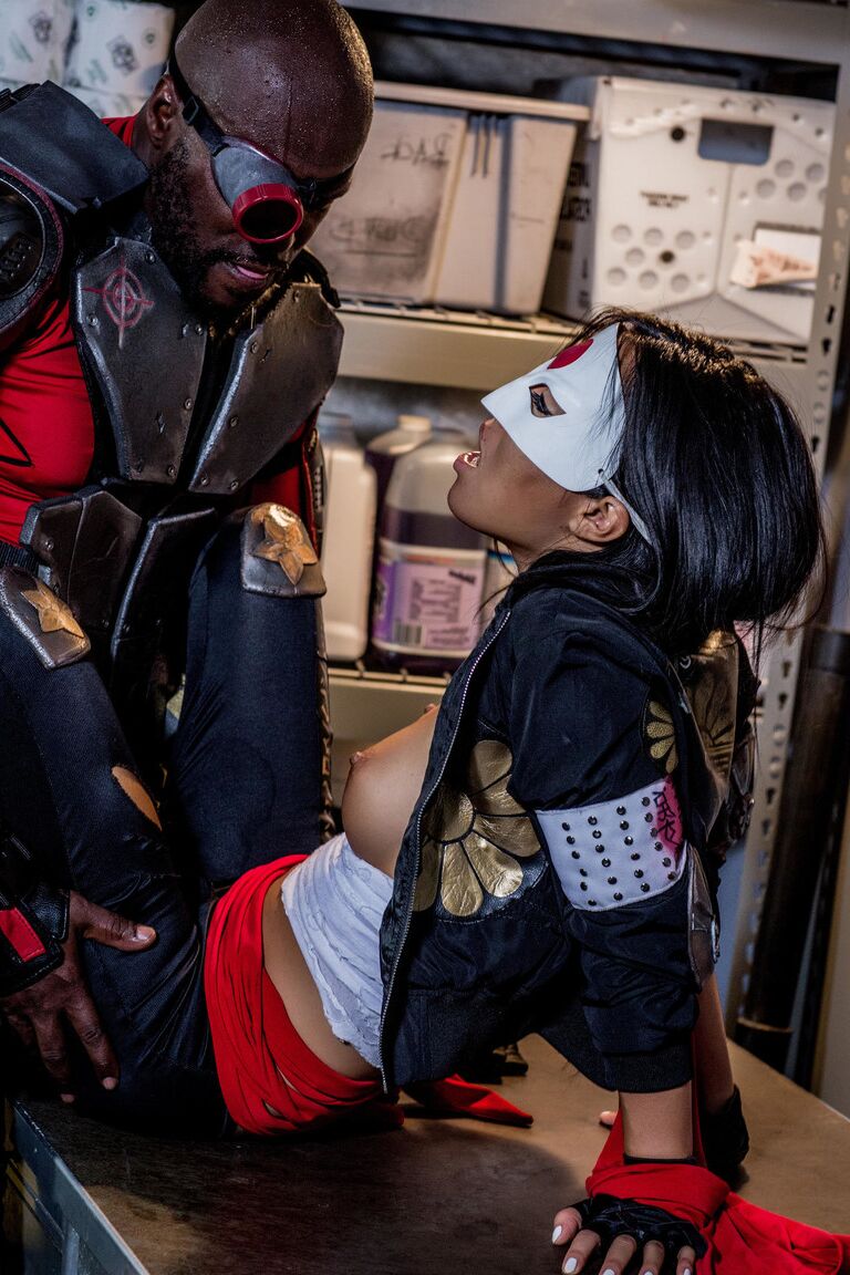 21P La MILF asiática Asa Akira es follada por el miembro del escuadrón suicida Lexington Steele