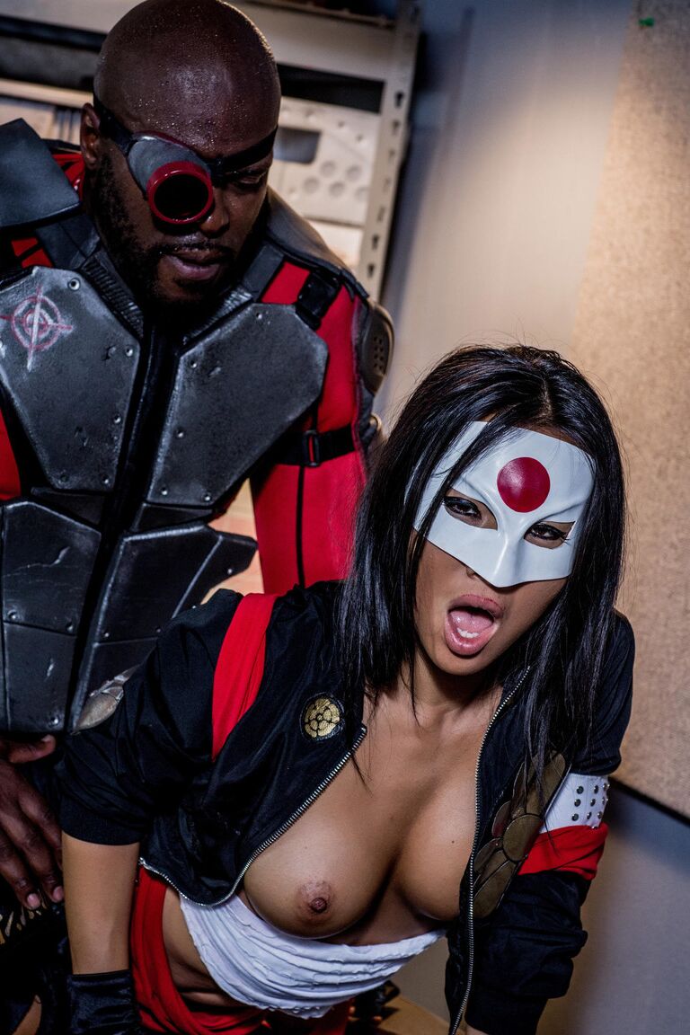 21P La MILF asiática Asa Akira es follada por el miembro del escuadrón suicida Lexington Steele