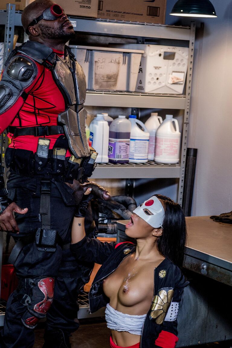 21P La MILF asiática Asa Akira es follada por el miembro del escuadrón suicida Lexington Steele