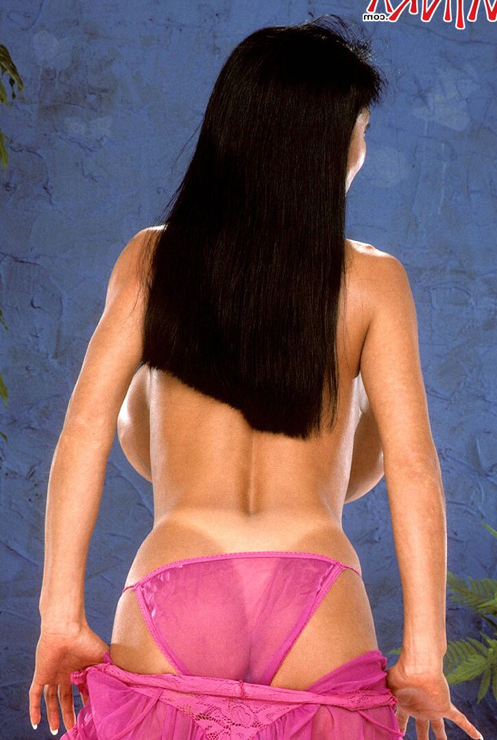 16P A modelo asiática mais velha Minka libertou seus seios gigantes do vestido de babados