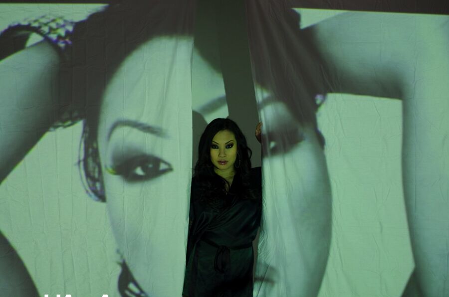16P La caliente modelo asiática Asa Akira promociona sus pechos firmes durante una acción en solitario