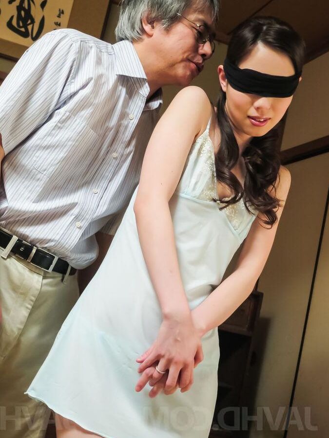 12P Misaki Yoshimura aux yeux couverts se prend du sperme après avoir sucé un outil