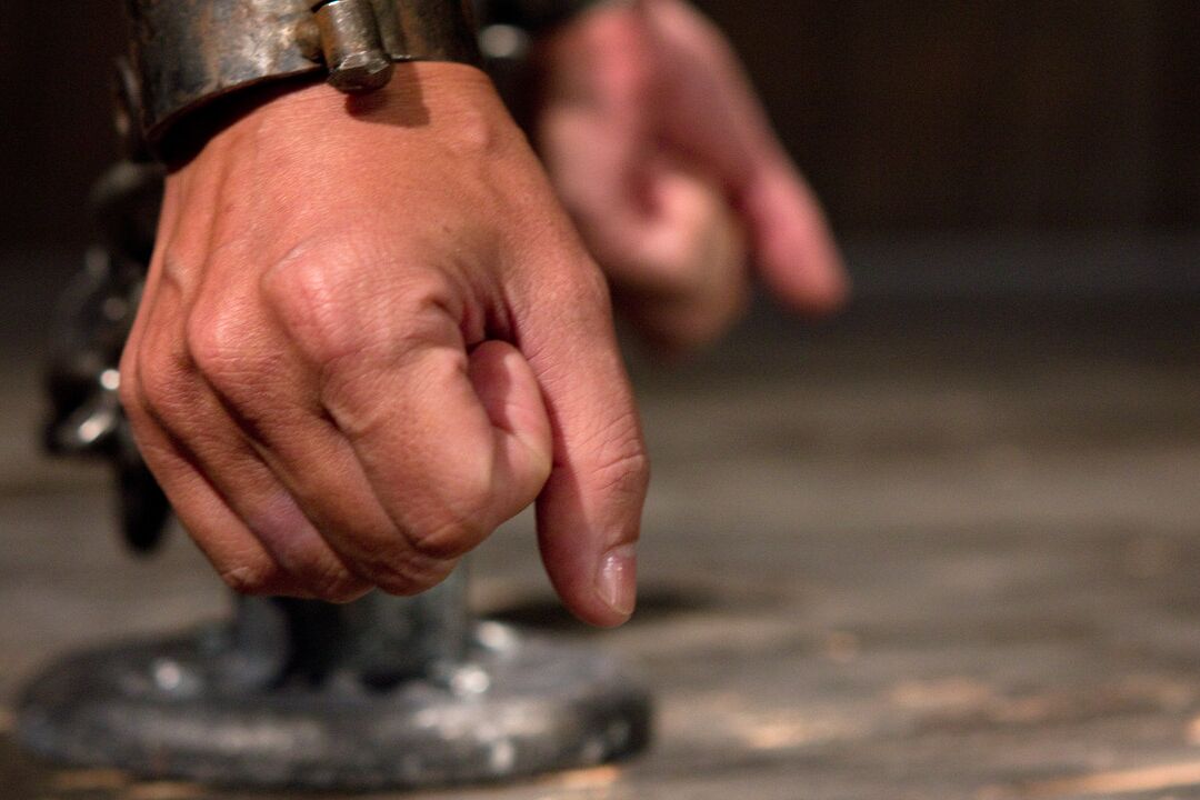 21P MILF asiática Tia Ling jugueteada en el coño mientras está atada a una construcción de metal