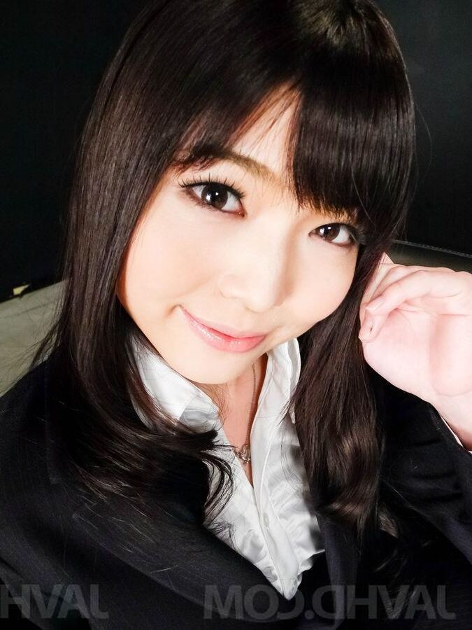 16P Megumi Shino Asian saugt den Schwanz, bis das Sperma aus ihrem Mund strömt