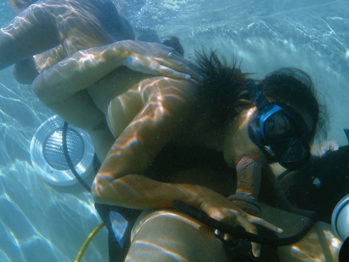 12P La asiática Priva hace mamada bajo el agua antes de follar junto a la piscina