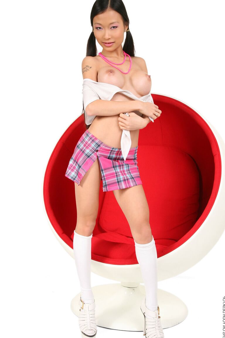 15P La linda colegiala asiática Pussykat se desnuda en una silla tipo huevo con calcetines y tacones