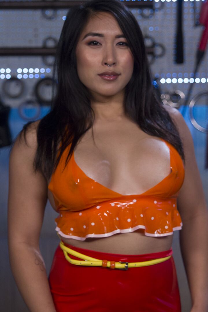 21P 小さなレズビアン モナ ウェールズが縛られて、彼女の巨乳アジア人奴隷ミアリをファック