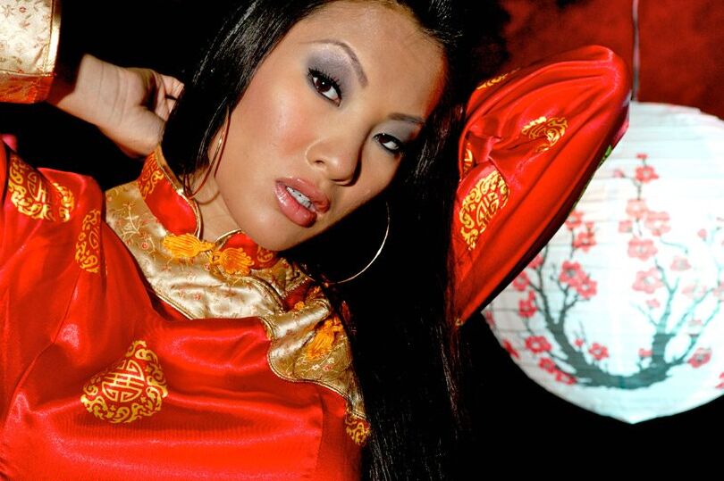 16P アジアの巨乳美女アサ アキラがストリップしてハイヒールでポーズ