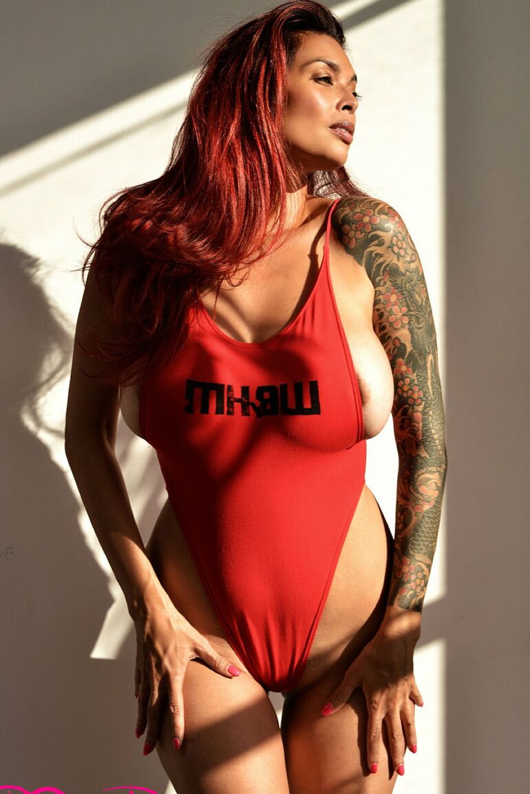 17P La modelo asiática tatuada Tera Patrick pierde sus grandes tetas con un bañador rojo