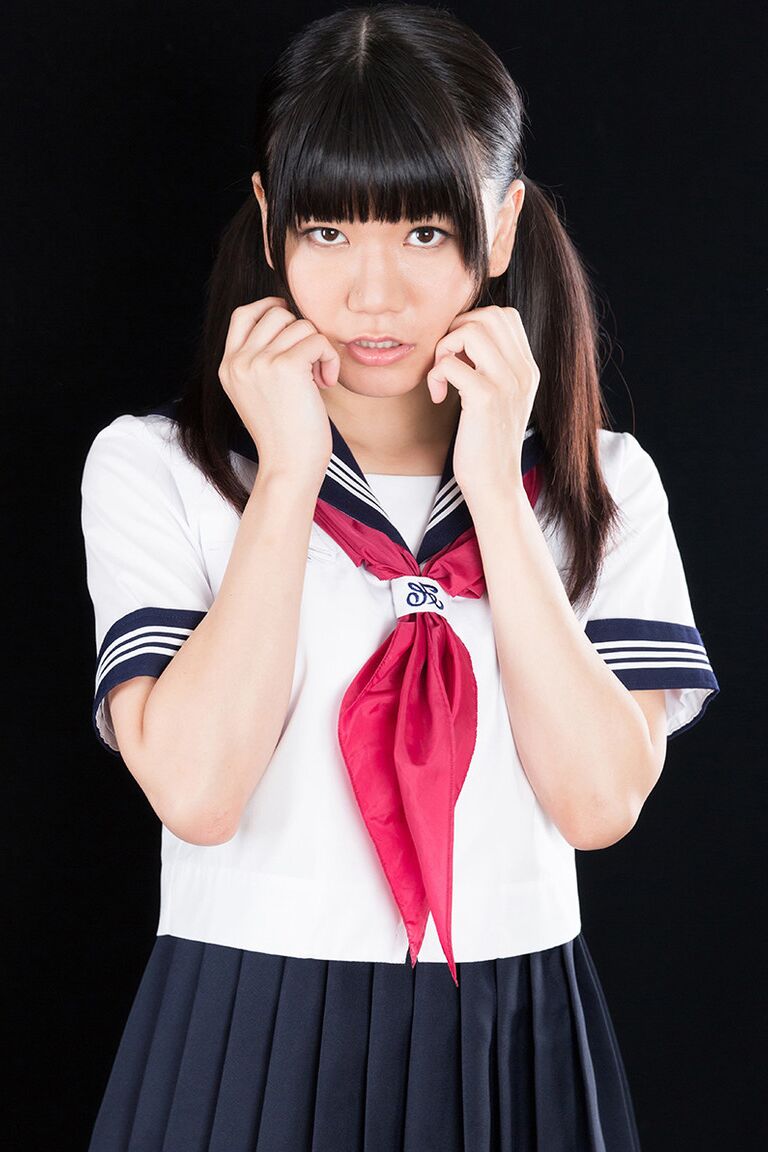 16P Linda estudante japonesa mostra sua buceta antes de gozar na cara depois de um HJ