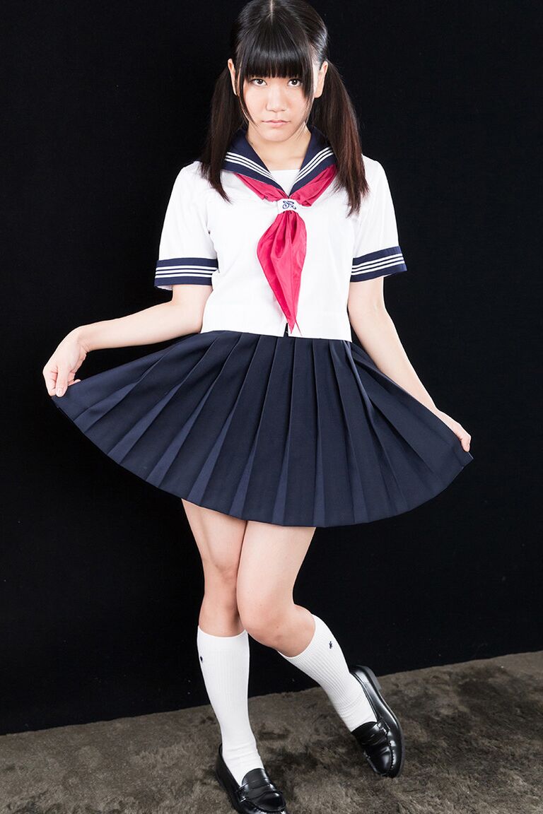16P Linda estudante japonesa mostra sua buceta antes de gozar na cara depois de um HJ